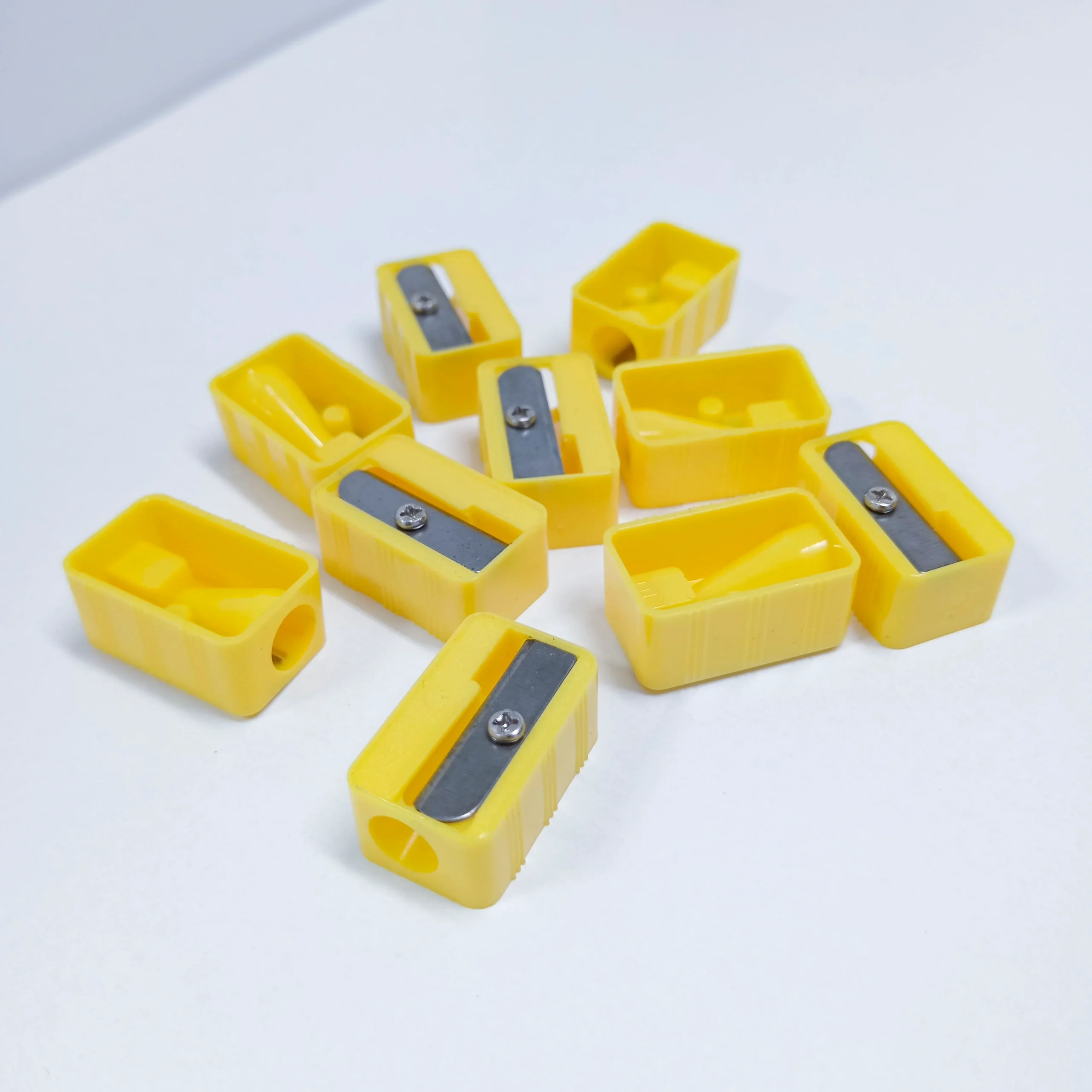 Temperino semplice in plastica gialla - immagine 8